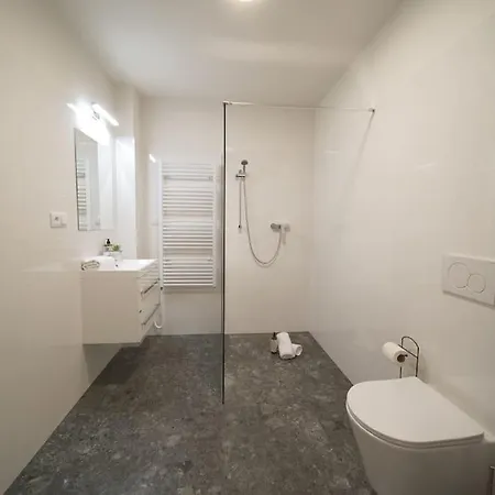 3b Bright Beautiful Newly Renovated 3br *