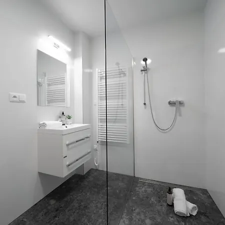 3b Bright Beautiful Newly Renovated 3br *
