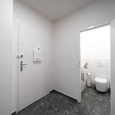 3b Bright Beautiful Newly Renovated 3br *